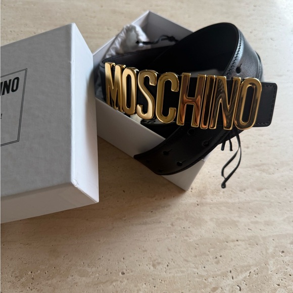 New MOSCHINO
Genuine Leather Belt Black